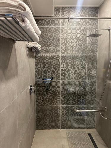 baño con ducha y puerta de cristal en Skynest Residence, 10th floor, No.1017 en Nairobi