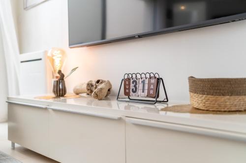 un comptoir de cuisine avec une étagère sur laquelle se trouve un panier dans l'établissement Dream Factory House - Disneyland Paris - 8 Pax WIFI PARKING, à Montévrain