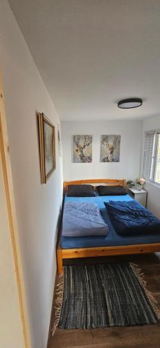 ein Schlafzimmer mit einem Bett in einem Zimmer mit einem Teppich in der Unterkunft MBL Apartments Summer in Rezi