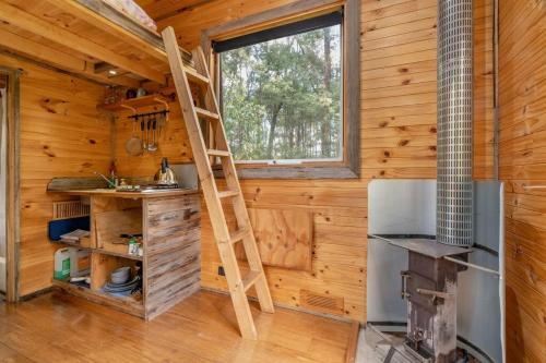 Una escalera en una cocina en una cabaña de madera en Rendezvous Nexus en Toolangi