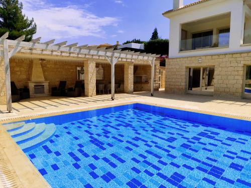 Swimming pool sa o malapit sa Aphrodite Hills Rentals - Elite Villas