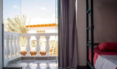 ダハブにあるMy Hostel in Dahab - Dive centerのガラスドア付きの客室からバルコニーの景色を望めます。