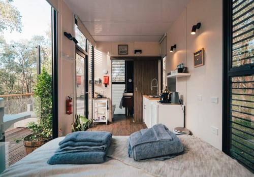 1 dormitorio con 1 cama con 2 almohadas en Serenity Abode, en Beaconsfield Upper