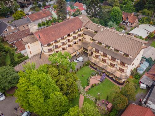 - une vue sur un grand bâtiment avec une cour dans l'établissement Pousada Vovó Carolina, à Gramado