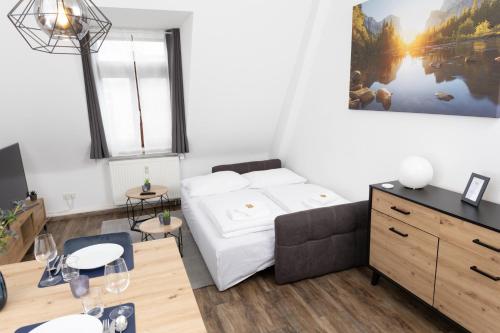 un appartamento monolocale con letto e tavolo di BeMyGuest - 3 Zimmer Maisonette - Zentral - Klimaanlage - Aufzug a Wiesbaden