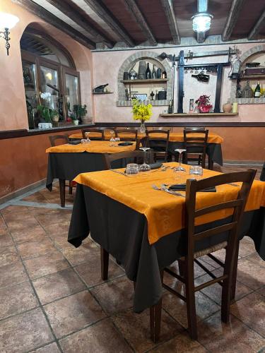 a restaurant with tables with yellow and black tablecloths at Agriturismo Vecchio Torchio in Canelli
