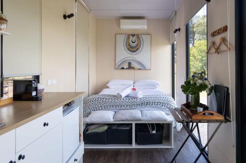um quarto com uma cama numa pequena casa em Belrose Estate em Dumbalk