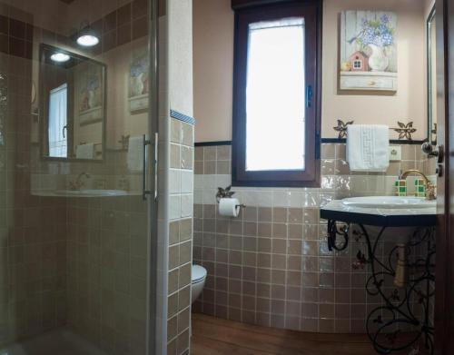 y baño con ducha, aseo y lavamanos. en Los Robles 1, en Sotillo del Rincón