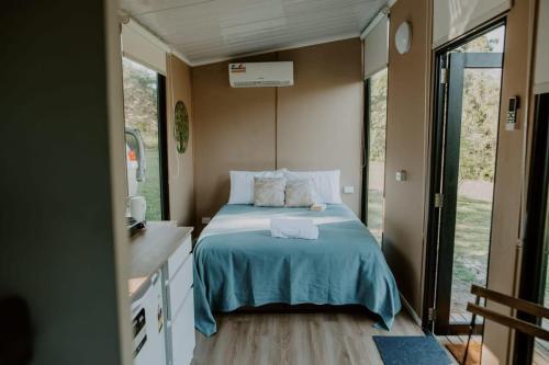 - une petite chambre avec un lit dans une caravane dans l'établissement Nomad Nation, à Mount Perry