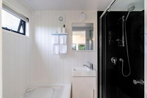Toolleen的住宿－Vineyard Retreat，白色的浴室设有水槽和淋浴。