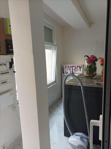 une cuisine avec un aspirateur au milieu d'une pièce dans l'établissement Maison spacieuse avec cour arrière, au Tréport