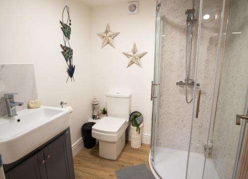 Koupelna v ubytování Half Moon Luxury One bedroom - Spacious APT Romantic Getaway with a hot tub, 5 min away from Eastbourne centre , free parking