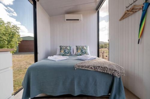 uma cama num quarto com uma grande janela em JBJK Homestead em Yarck
