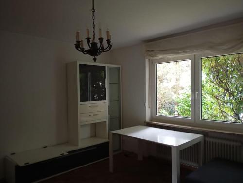 een woonkamer met een tafel en een raam bij Garden Oasis Retreat: Apartment with Terrace in München
