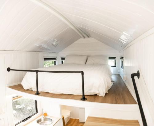 una camera da letto in una casetta con un letto di Fig Tree Cottage a Darlington