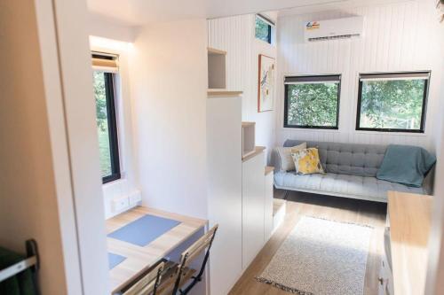 uma sala de estar com um sofá numa pequena casa em Fig Tree Cottage em Darlington