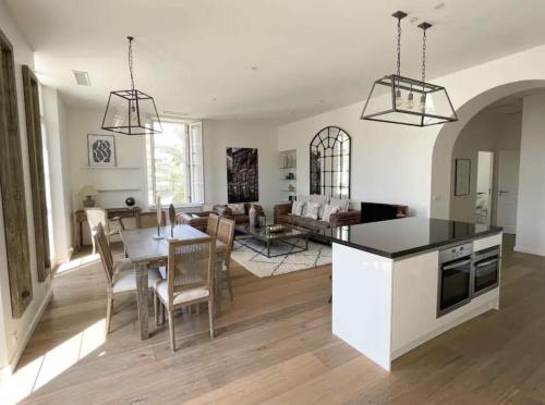 une cuisine et un salon avec une table et des chaises dans l'établissement Beautifully renovated 3 bedroom apartment in the heart of Cannes, à Cannes