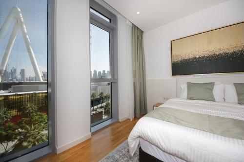 um quarto com uma cama e uma grande janela em New Arabian Bluewater em Dubai