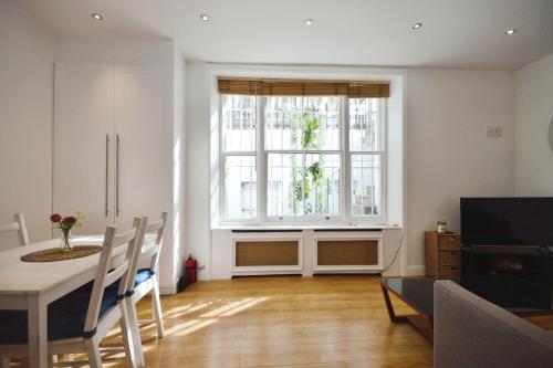 TV a/nebo společenská místnost v ubytování Notting Hill Guest House