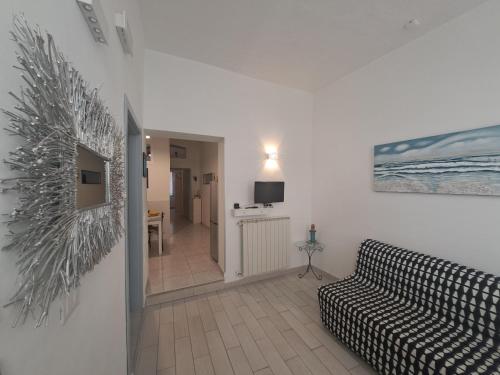 ein Wohnzimmer mit einem Sofa und einem TV in der Unterkunft Casa Mazzini in Termoli