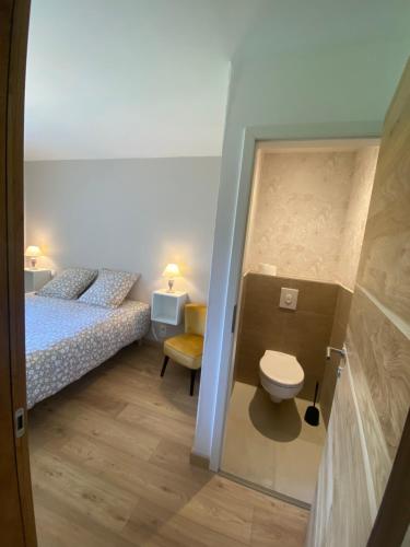 Dormitorio pequeño con aseo y cama en Chez Isa, en Failly