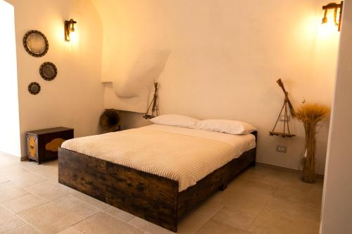 een slaapkamer met een bed in een kamer bij The Loft Luxury Room Suite con minipiscina in Adelfia
