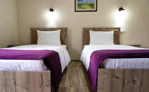 Кровать или кровати в номере TOURIST INN hotel