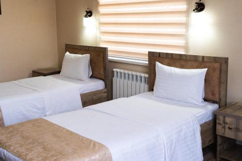 Кровать или кровати в номере TOURIST INN hotel
