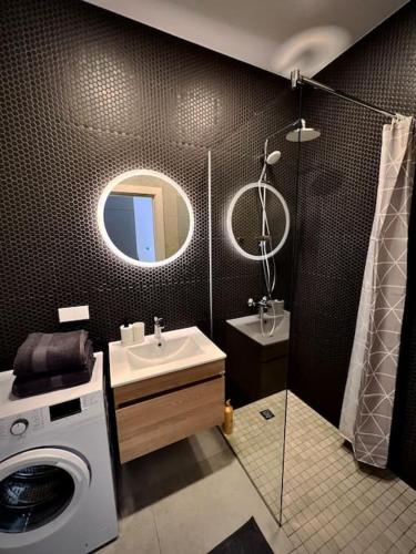 Ванна кімната в Riga's Essence: Stylish City Apartment