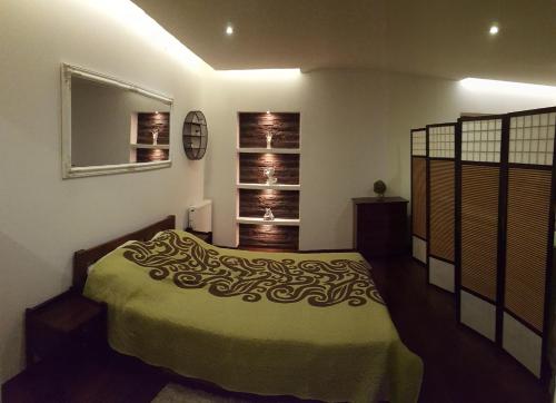 Tempat tidur dalam kamar di Apartament Big Studio mieszkanie KRAKÓW Śródmieście