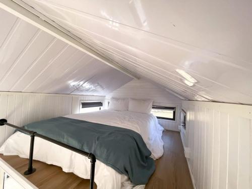 Una cama en medio de una habitación en un barco en 5 Acre Jimboomba Retreat en Jimboomba