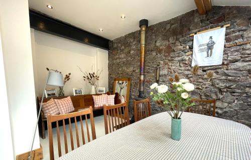 A restaurant or other place to eat at Harmonious home in the heart of Clifton Village
