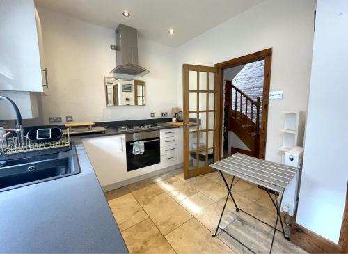 A kitchen or kitchenette at Harmonious home in the heart of Clifton Village