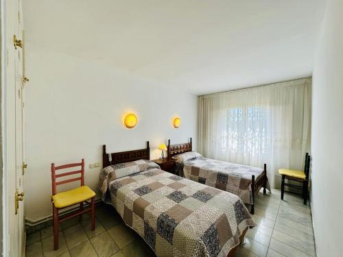 ein Hotelzimmer mit 2 Betten und einem Fenster in der Unterkunft Finca els pins in Llagostera