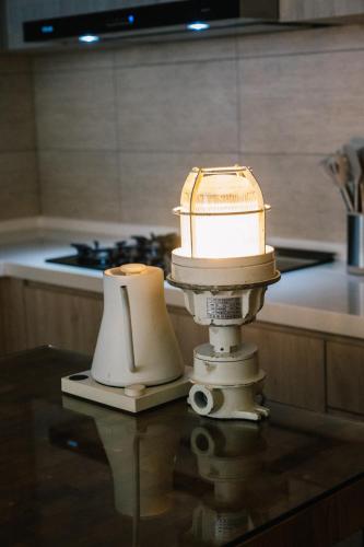 a food processor sitting on a table in a kitchen at Bow Inn in Magong