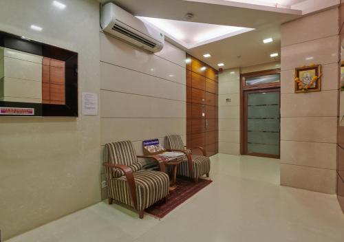 una sala de espera con 2 sillas y una mesa en Bentley Hotel, Marine Drive, en Bombay