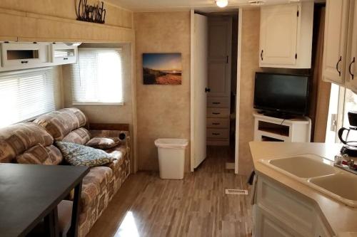 Un lugar para sentarse en Crystal Camper 2 Bedroom Large RV w/Wooded Trail
