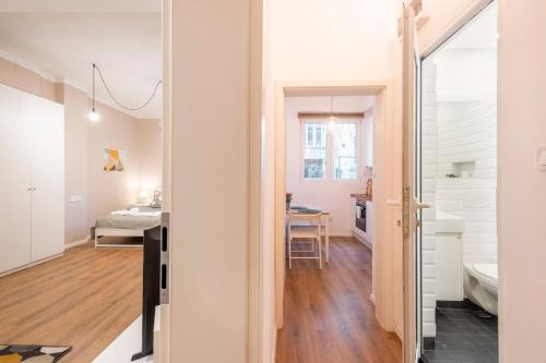 Ce petit appartement est doté de murs blancs et de parquet. dans l'établissement Top Centre 1 Bedroom Apt next to Vitosha Blvd., à Sofia
