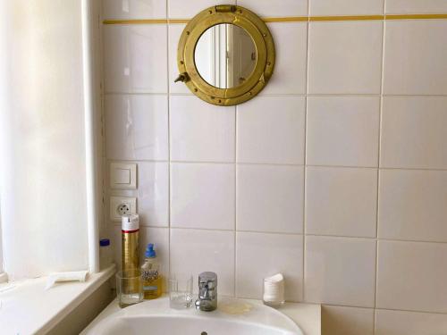 La salle de bains est pourvue d'un lavabo, d'un miroir et d'une baignoire. dans l'établissement Appartement Perros-Guirec, 7 pièces, 8 personnes - FR-1-542-63, à Perros-Guirec