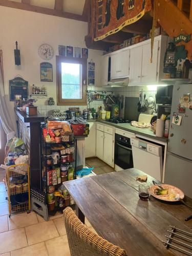 une cuisine avec une table avec une assiette dessus dans l'établissement Chez Claire, à Brengues