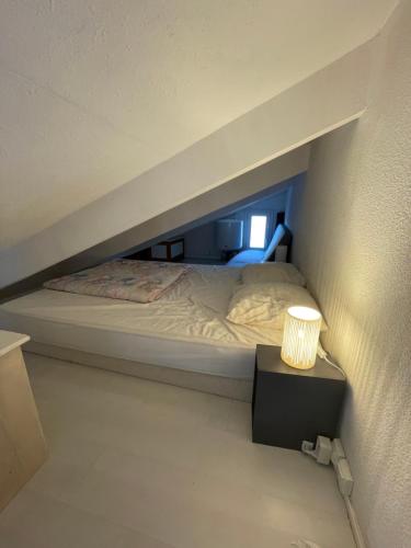 - un lit dans une petite chambre avec une lampe dans l'établissement Appartement vue sur le port de Nautica, au Barcarès