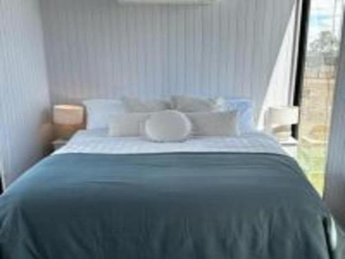 1 dormitorio con 1 cama grande con almohadas blancas en Toowoomba Valley Views en Gowrie Little Plain