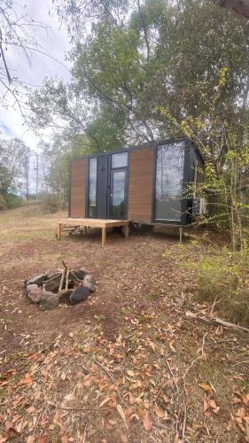 una casita en la cima de un campo en Hill Creek 3 Tiny House, en Perwillowen