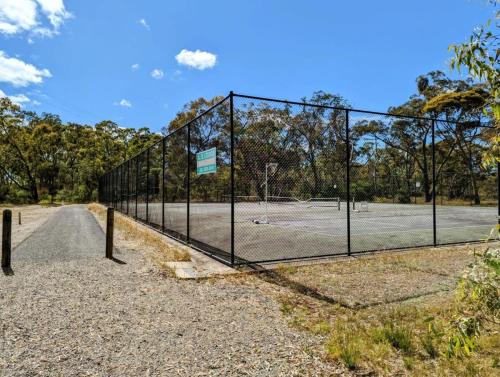 Instalaciones para jugar a tenis o squash en The Summit View by Tiny Away o alrededores