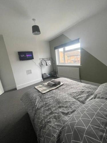 a bedroom with a bed and a tv on the wall at The Castle - Grimsby/Cleethorpes perfect for Contractors in Grimsby