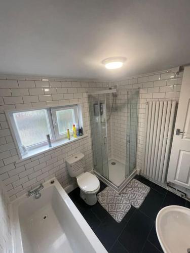 La salle de bains est pourvue d'une baignoire, de toilettes et d'un lavabo. dans l'établissement The Castle - Grimsby/Cleethorpes perfect for Contractors, à Grimsby