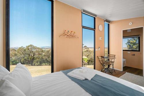 1 dormitorio con cama y ventana grande en Montara Views 4, en Ararat