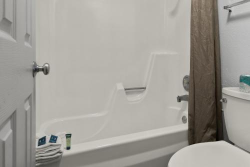 Bilik mandi di Americas Best Value Inn Bangor