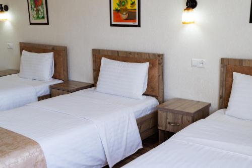 Кровать или кровати в номере TOURIST INN hotel