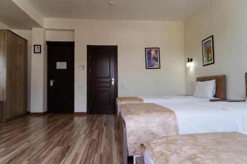 Кровать или кровати в номере TOURIST INN hotel